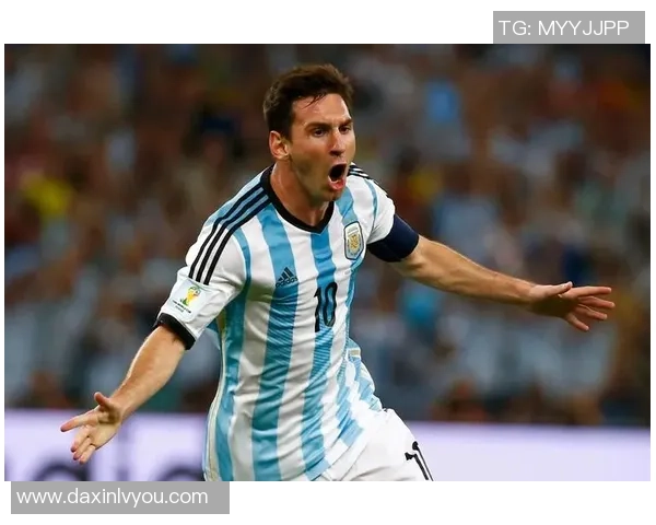 从草根到巅峰：解析足球球星们的传奇成长历程与辉煌过往